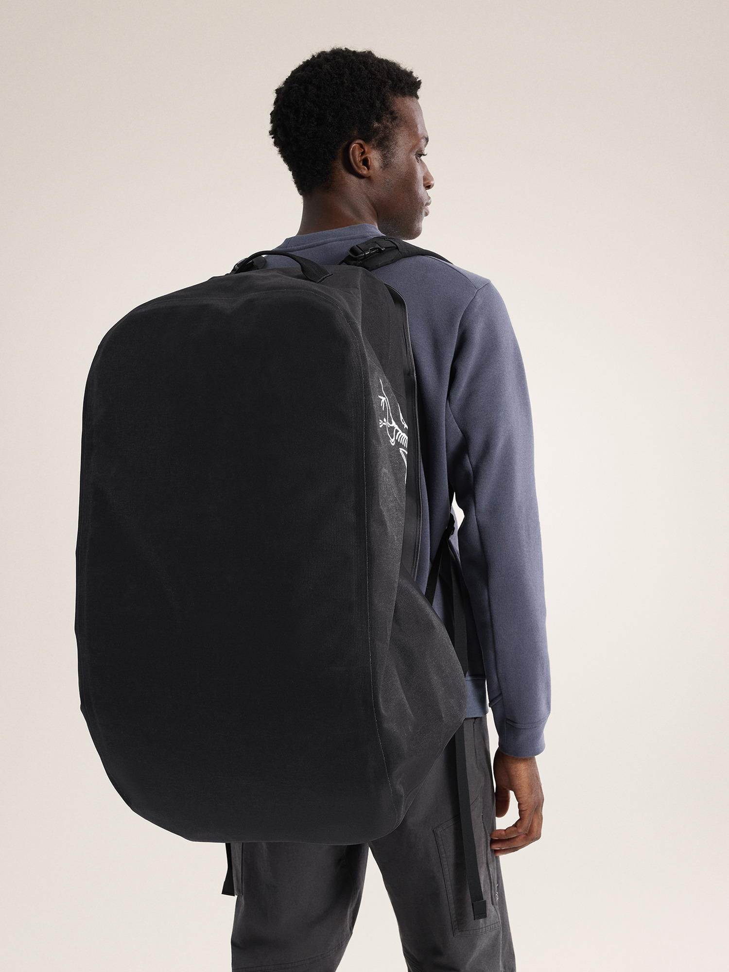 S26-X000009299-Carrier-100-Duffle-Black-Front-View
