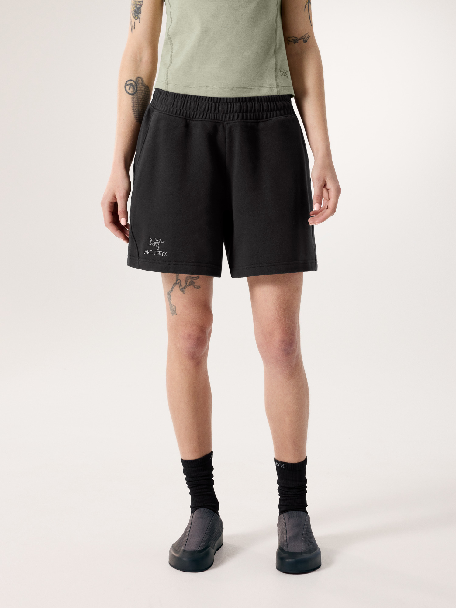 S26-X000010221-Emblem-Fleece-Short-6-Black-Women-s-Front-View
